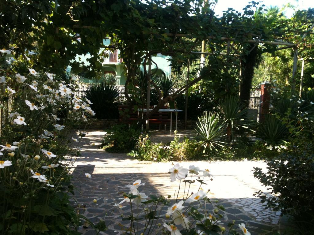 White Guest House Batumi Ngoại thất bức ảnh