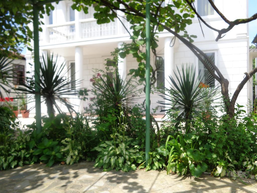 White Guest House Batumi Ngoại thất bức ảnh